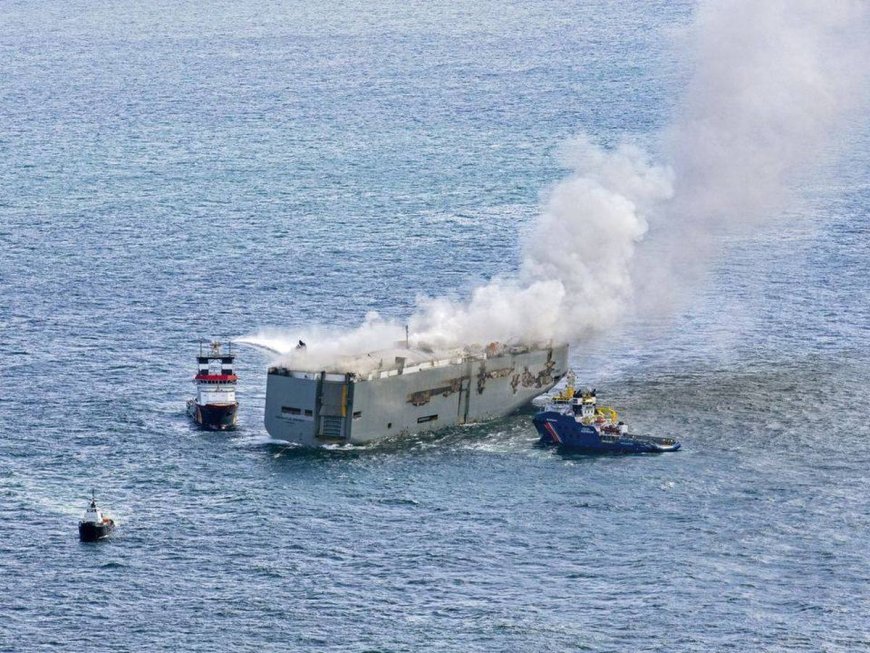 آتش سوزی در یک کشتی حامل ۳ هزار دستگاه خودرو در دریای شمال