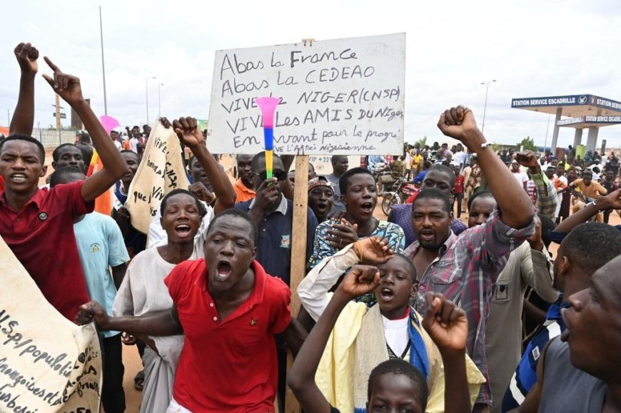 شعار هزاران نفر از مردم نیجر علیه فرانسه