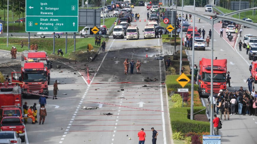 ۱۰ کشته بر اثر سقوط هواپیما در جاده‌ای در مالزی
