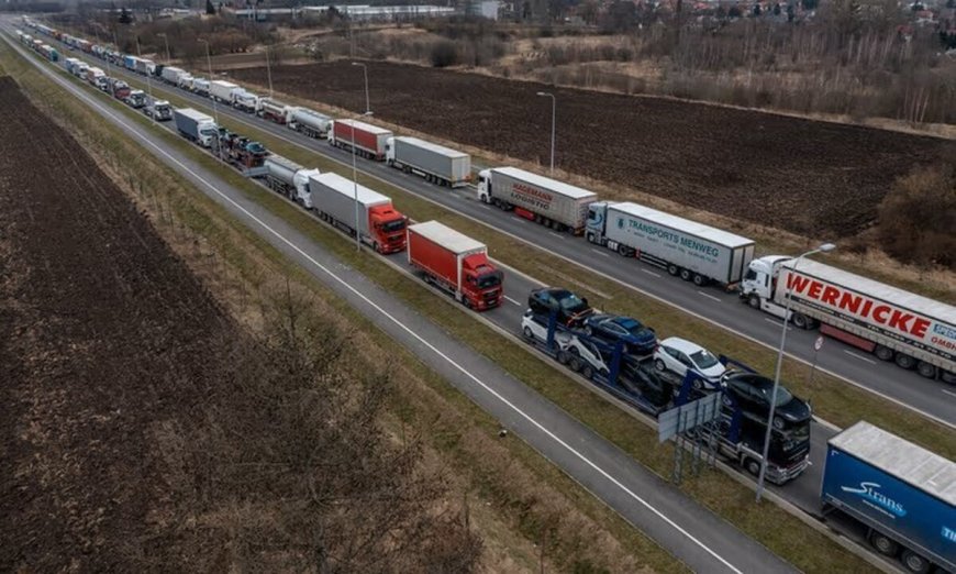کشاورزان خشمگین لهستانی حمل و نقل بار در مرز اوکراین را متوقف کردند